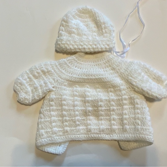 WHITE CROTCHET NEWBORN 2 PC HAT SWEATER RIBBON ADJUSTER BUTTONS DOWN FRONT SET - Picture 2 of 5